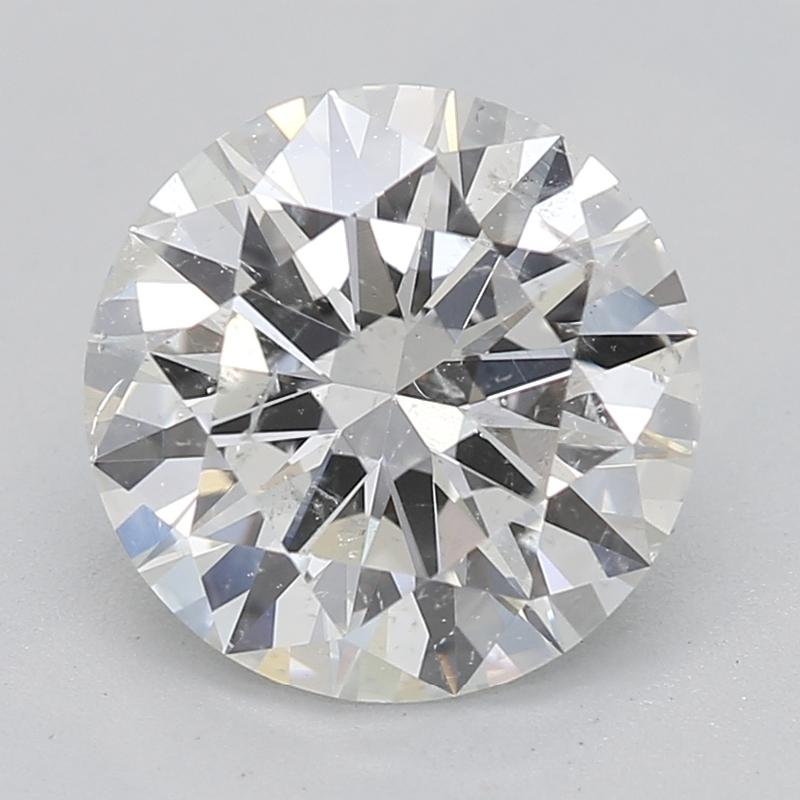 Dieser in New York handgefertigte, atemberaubende Diamantring präsentiert einen faszinierenden runden Mittelstein mit einem Gewicht von 1,50. Dieses bemerkenswerte Stück weist ein makelloses H und ein fesselndes I1 auf, das außergewöhnliche Brillanz