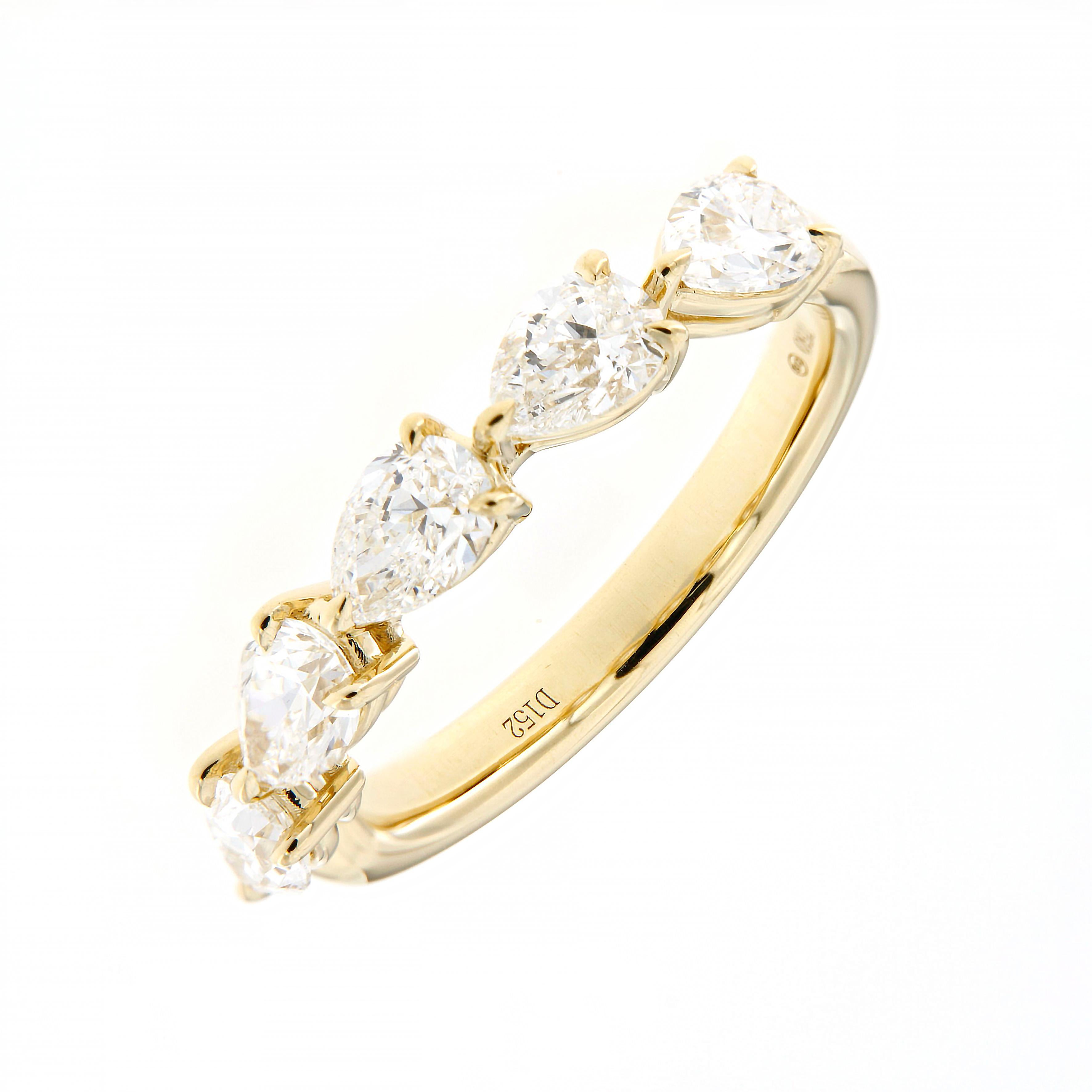 Taglio a goccia GIA 1.50cts 18K Yellow Gold Pear Shape Wedding Band: Est-Ovest Shared Prong in vendita