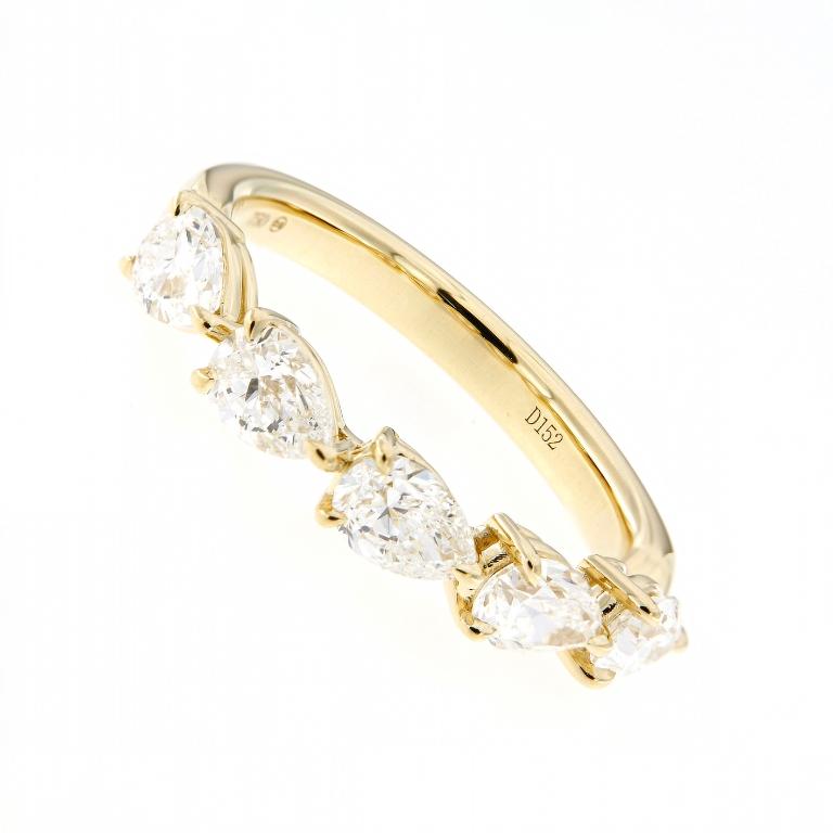 GIA 1.50cts 18K Yellow Gold Pear Shape Wedding Band: Est-Ovest Shared Prong In condizioni Nuovo in vendita a Hong Kong, HK