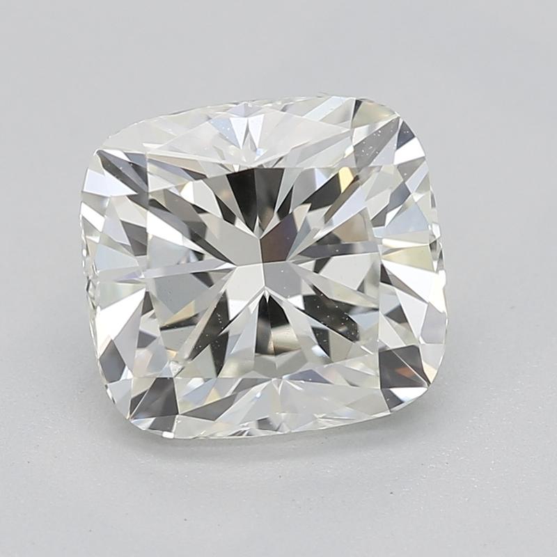 Fabriquée à la main à New York, cette superbe bague de 1.51 diamant est ornée d'une pierre centrale envoûtante de taille coussin exquise. Classé J et VS1, ce diamant rayonne d'une brillance et d'un éclat captivants qui attirent le regard. Le luxueux