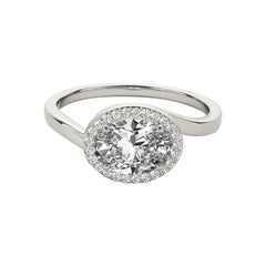 GIA 1,51 carati di anello con diamante ovale aureolato e curvo in oro bianco 18 carati