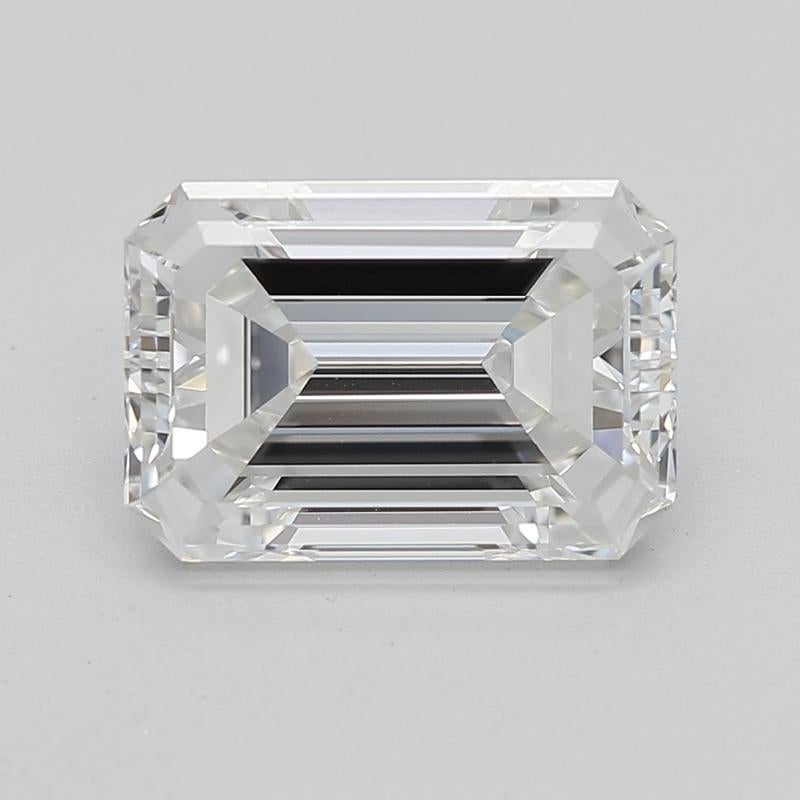 Dieser Diamantring strahlt raffinierte Eleganz und zeitlosen Charme aus und ist ein Highlight für jede anspruchsvolle Schmucksammlung. Sein Herzstück ist ein atemberaubender Smaragddiamant mit einem Gewicht von 1,51, der mit F und VS1 bewertet wurde