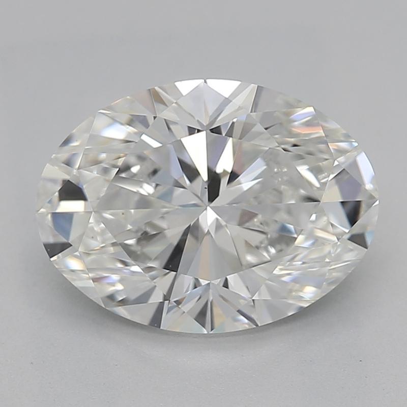 Realizzato a mano a New York, questo splendido anello con diamante presenta un'affascinante pietra centrale composta da un diamante ovale del peso di 1,51, classificato G e VS1. L'anello è meticolosamente realizzato in lussuoso oro giallo,