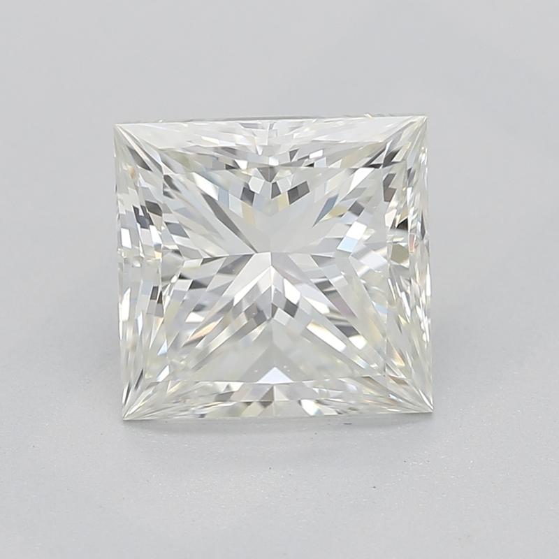 Questo anello di diamanti, di notevole eleganza, presenta una splendida pietra centrale a forma di principessa del peso di 1,51, classificata J e VS1. Il design sapientemente realizzato è impreziosito da un'aureola a forma di cuscino quadrato ornata