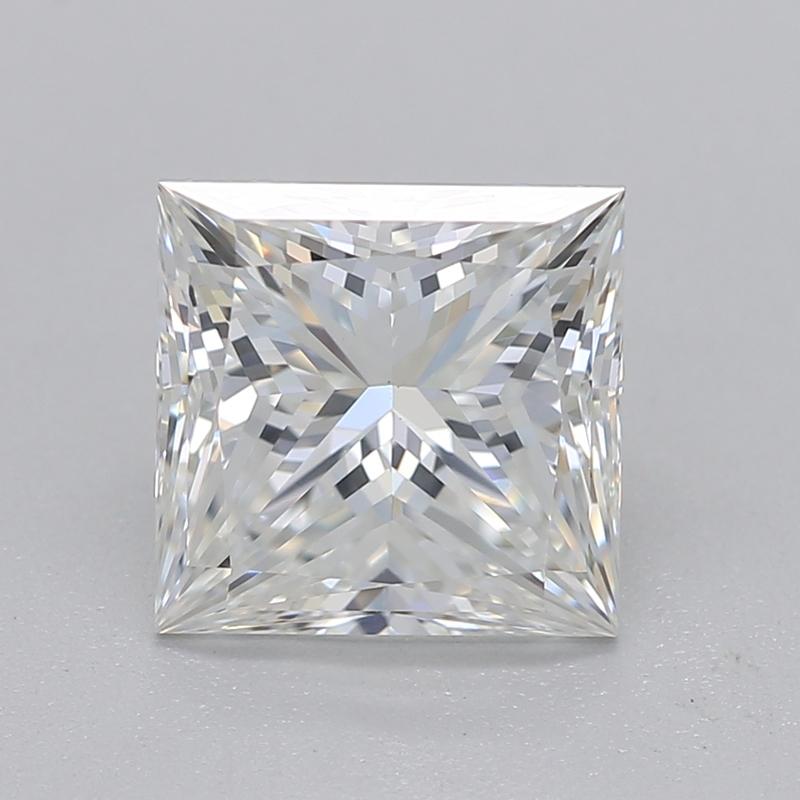 Handcrafted in New York, ein atemberaubender Diamantring, der sich wirklich abhebt, mit einem bemerkenswerten GIA-zertifizierten Prinzessdiamanten von 1,51 mit Handcrafted in New York, einem atemberaubenden G und VS2. Dieses exquisite Stück wurde in