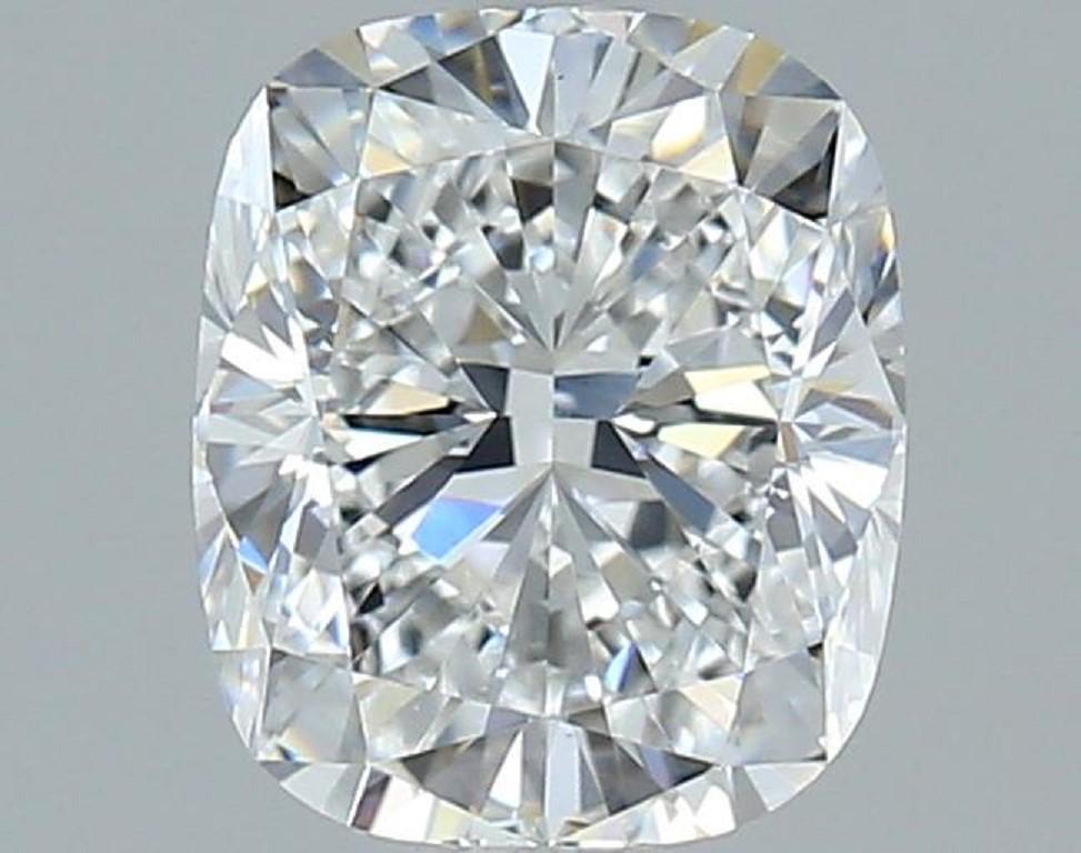 Erleben Sie den Zauber eines Diamanten im Cushion-Brillant-Schliff mit einem Gewicht von 1,51 Karat und außergewöhnlichen Eigenschaften. Dieser Diamant mit dem faszinierenden Farbgrad F und der bemerkenswerten Reinheit VS1 strahlt Brillanz und