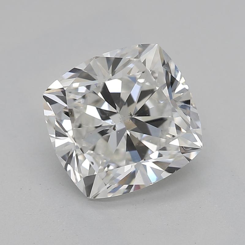 Cette magnifique bague à diamant coussin présente une époustouflante pierre centrale G SI2 pesant 1,51, d'une brillance et d'un feu exceptionnels. Fabriquée avec précision, la bague est sertie dans un luxueux or blanc , offrant une esthétique
