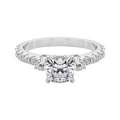 GIA 1.51ct Cushion Three-Stone with Diamond Shank 18K White Gold Diamond Ring (bague en or blanc avec diamants)