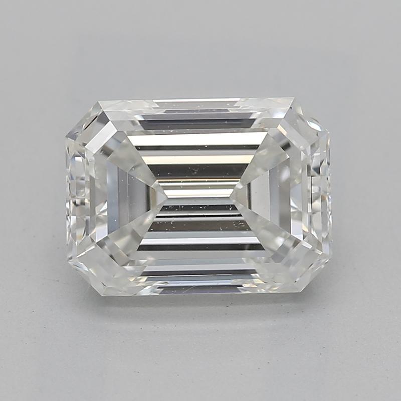 Un magnifico anello di diamanti con una splendida pietra centrale smeraldo, del peso di ben 1,51 e con un'impeccabile H. H. e VS2. Questo squisito pezzo è sapientemente realizzato in platino, per offrire una luce calda e radiosa che esalta la
