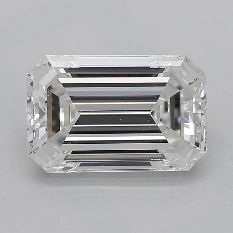 Cette bague sophistiquée est ornée d'un diamant émeraude d'un poids de 1,51 et d'une couleur F et VS1. Fabriquée à la main avec précision, la bague présente un anneau en or jaune magnifiquement poli, qui rehausse son attrait luxueux. La monture