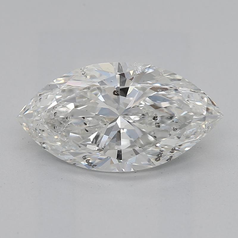 Dal design elegante, questo splendido anello con diamante affascina per le sue caratteristiche notevoli. Al centro di questo gioiello si trova un diamante mozzafiato di taglio marquise G SI2 1,51, saldamente incastonato in una montatura a griffe in