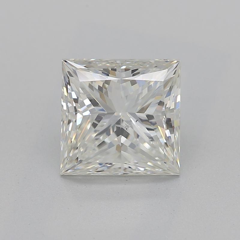 Scopri il fascino di questo splendido anello con diamante, un capolavoro che fonde perfettamente l'eleganza classica con la raffinatezza moderna. Al centro si trova un magnifico diamante princess del peso di 1,51, classificato J e SI2, che