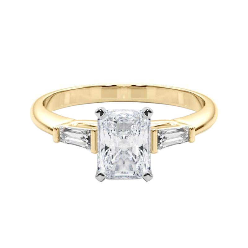 GIA 1,51ct Anello di diamanti radianti a tre pietre con baguette affusolata in oro giallo 18K in vendita