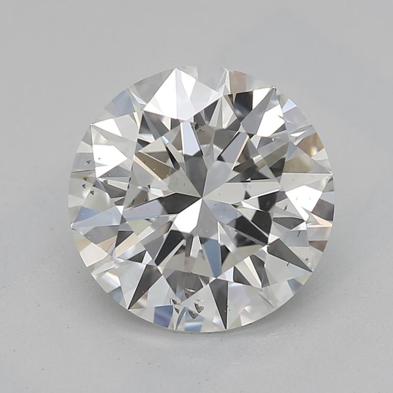 Fabriquée avec un art impeccable, cette bague en or blanc est ornée d'une superbe pierre centrale en diamant rond pesant 1,51. Classé I et SI1 , le diamant rayonne d'un éclat brillant qui capture et reflète magnifiquement la lumière, ce qui en fait