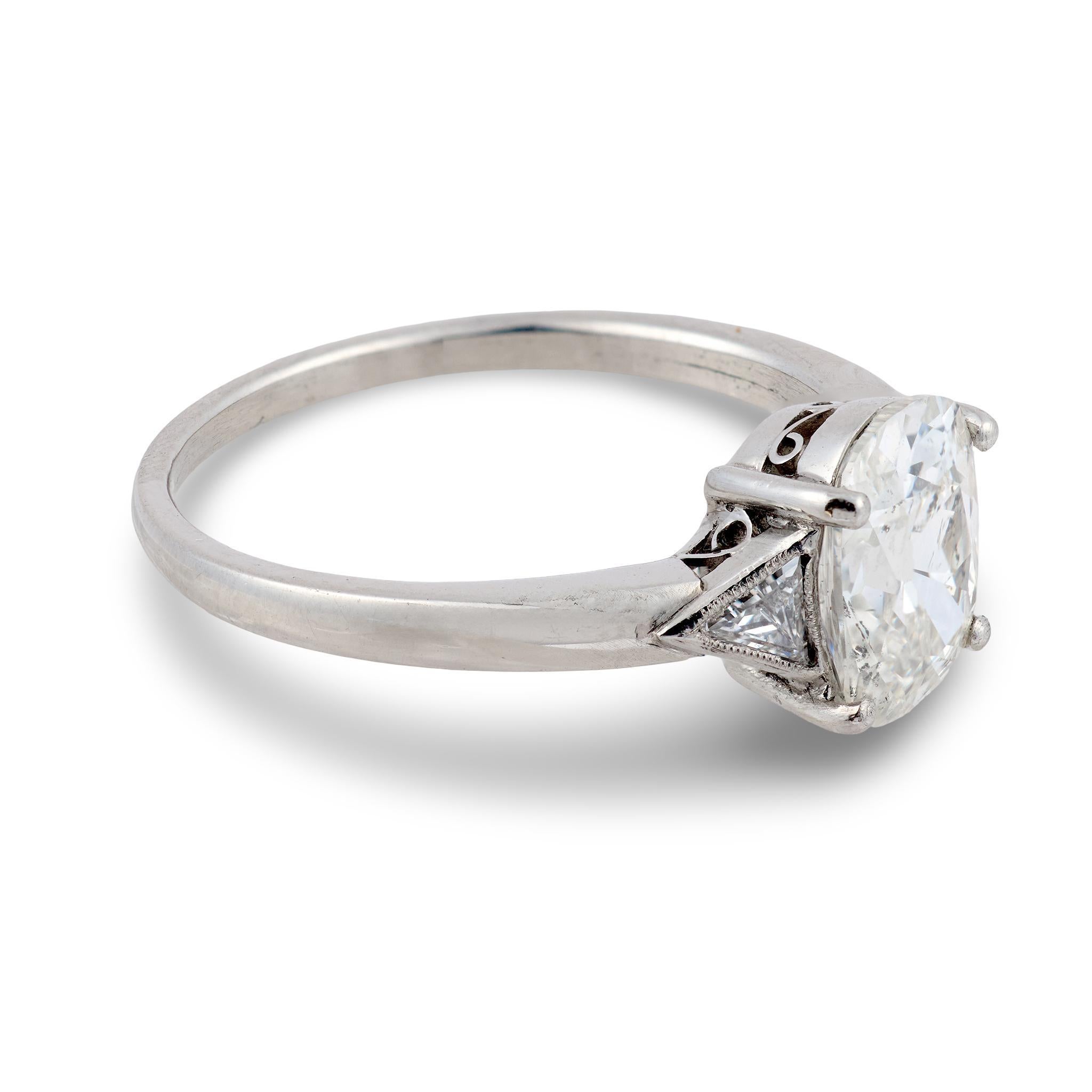 Bague de fiançailles en platine avec un diamant coussin de 1,52 carat de taille brillante GIA Excellent état - En vente à Beverly Hills, CA