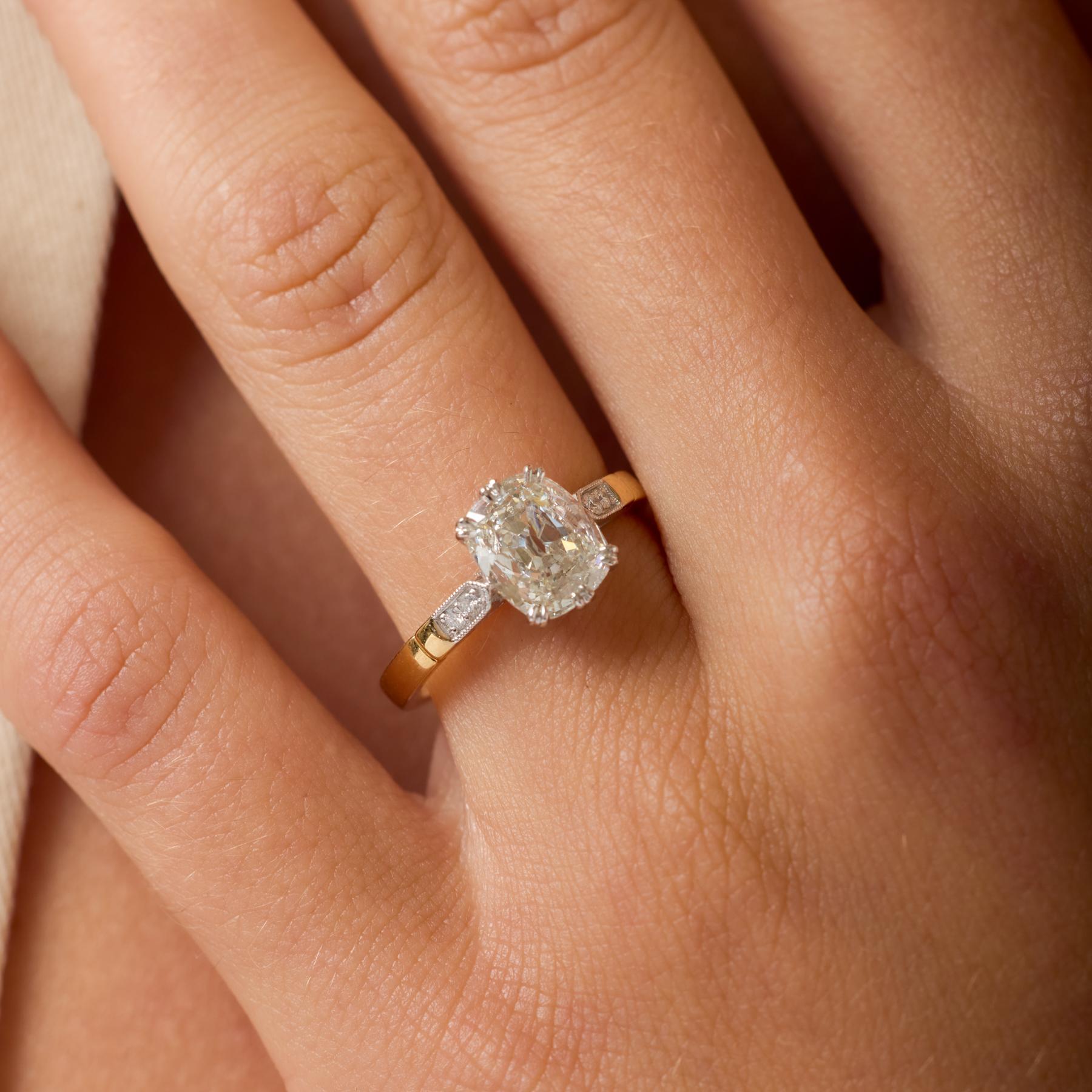 Exceptionnelle par sa beauté et son savoir-faire, cette bague de fiançailles moderne met en valeur un lumineux diamant taille brillant ancienne mine de 1,52 carat certifié par la GIA. Avec sa couleur E rare et ses facettes douces de style antique,