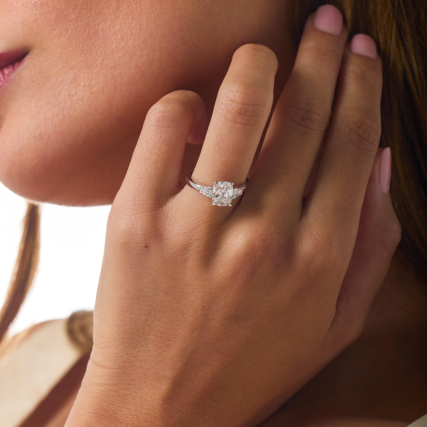 Exquise par sa pureté et son éclat, cette bague de fiançailles moderne met en valeur un diamant taille brillant ancienne mine de 1,52 carat certifié par la GIA, d'une pureté exceptionnelle VVS2. La couleur H associée à un facettage d'inspiration