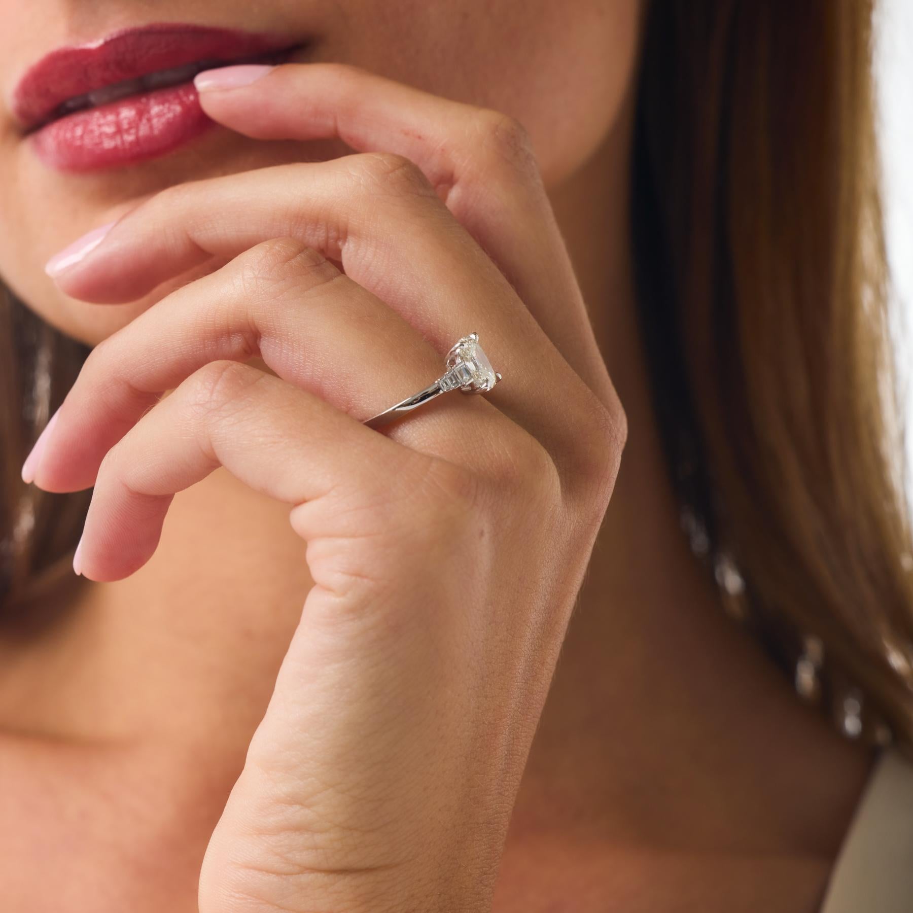 Dieser Verlobungsring verbindet moderne Raffinesse mit dem Charme antiker Facetten und präsentiert einen leuchtenden, GIA-zertifizierten kissenförmigen Brillanten von 1,52 Karat. Der romantische Charakter einer alten Mine kommt durch weiche,