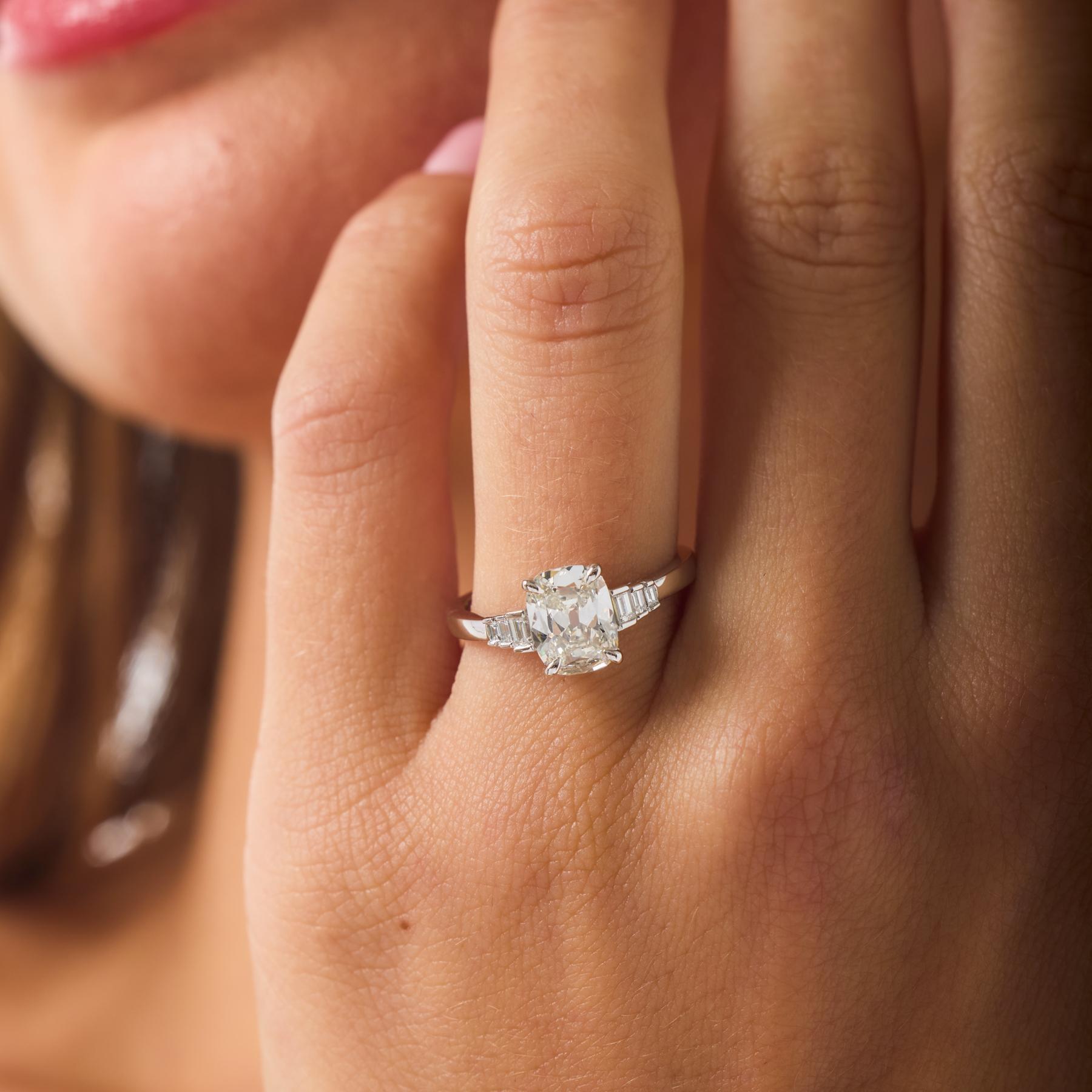 GIA 1,52 Karat Diamant mit altem Minenschliff 18k Weißgold Verlobungsring (Brillantschliff) im Angebot