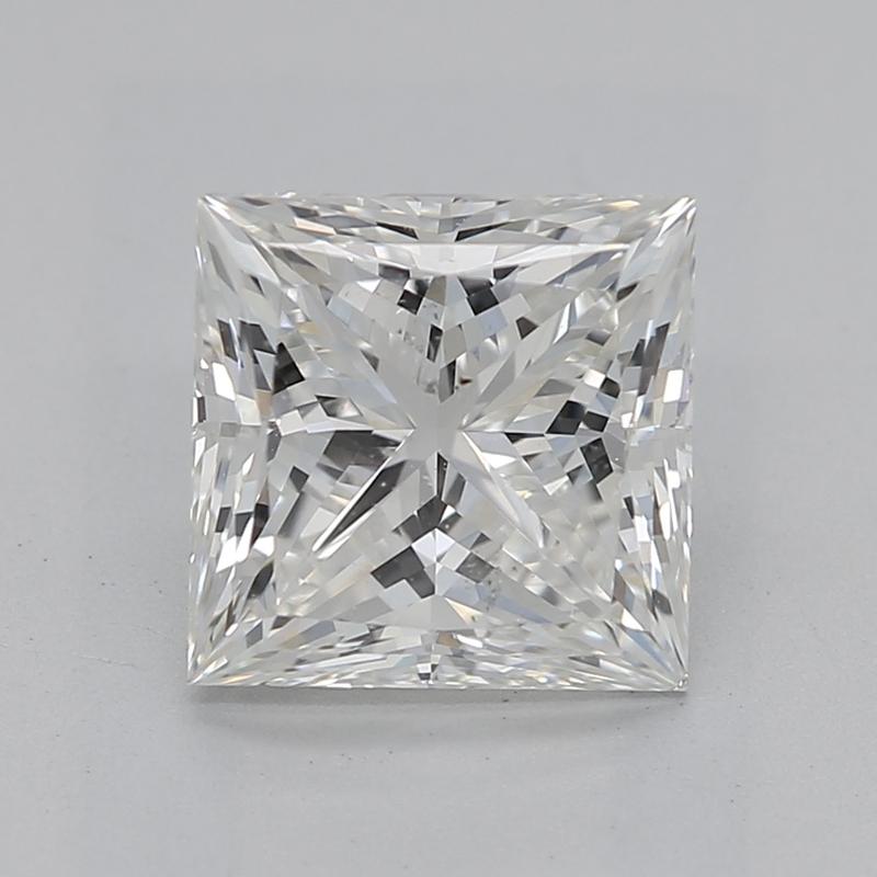 Eleva la tua collezione di gioielli con questo eccezionale anello con diamante che presenta uno splendido centro con un diamante princess del peso di 1.52. Con un delizioso H e SI2, questo anello irradia una straordinaria brillantezza. Il suo design