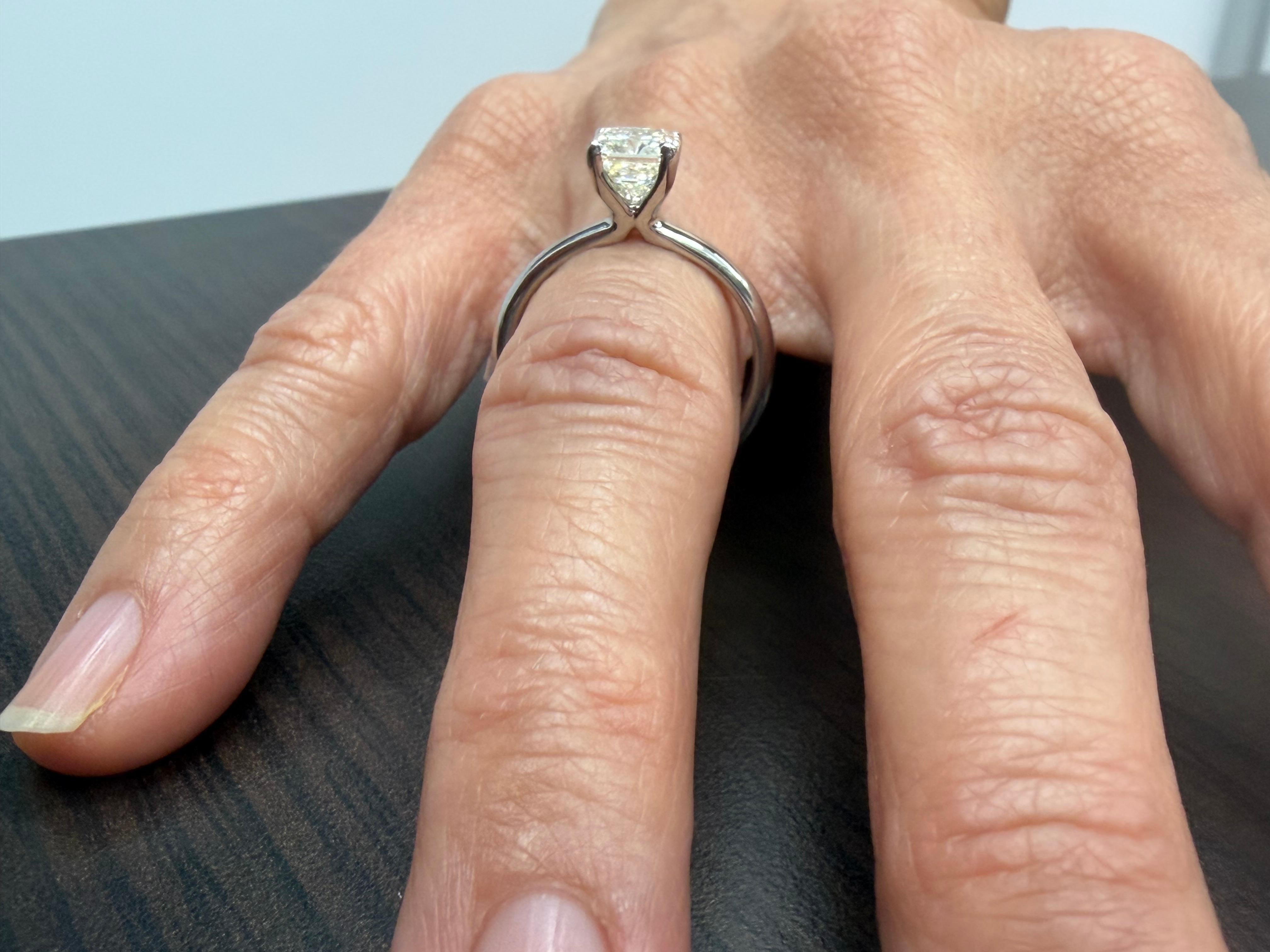 GIA 1.7 Carat Radiant Solitaire Tulipe Cathédrale  Bague en diamant Neuf - En vente à New York, NY