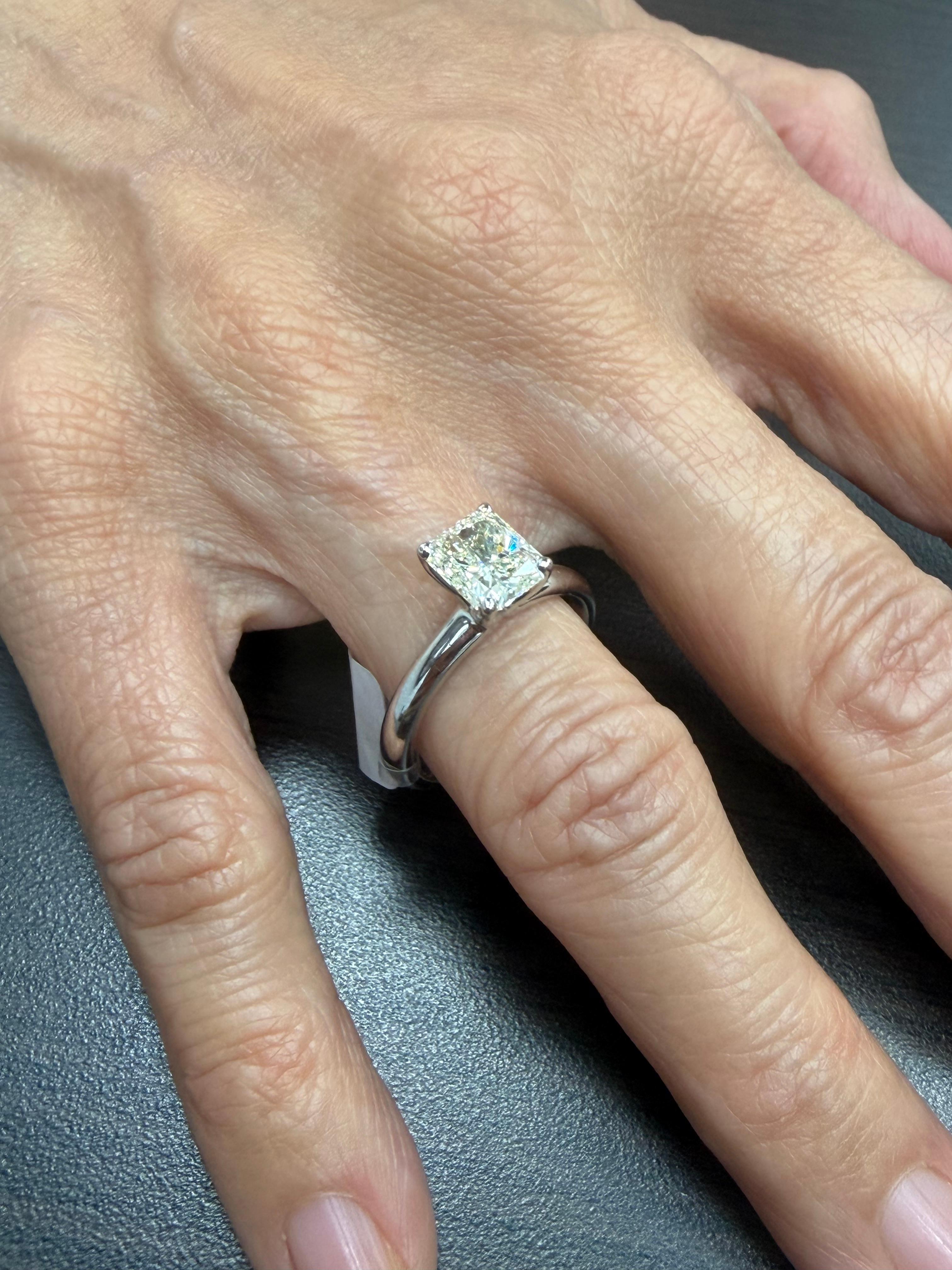 Taille radiant GIA 1.7 Carat Radiant Solitaire Tulipe Cathédrale  Bague en diamant en vente