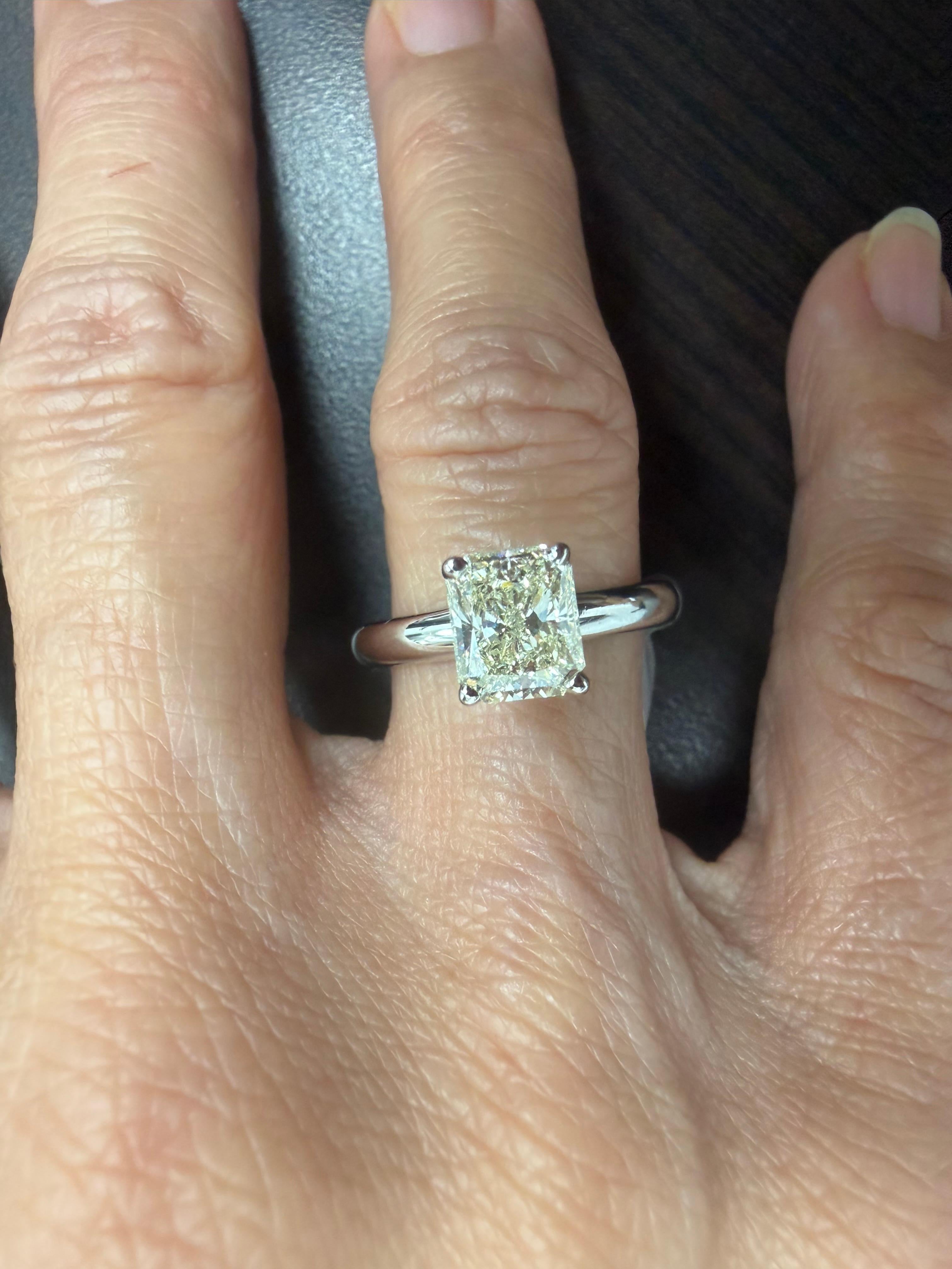 GIA 1.7 Carat Radiant Solitaire Tulipe Cathédrale  Bague en diamant Pour femmes en vente