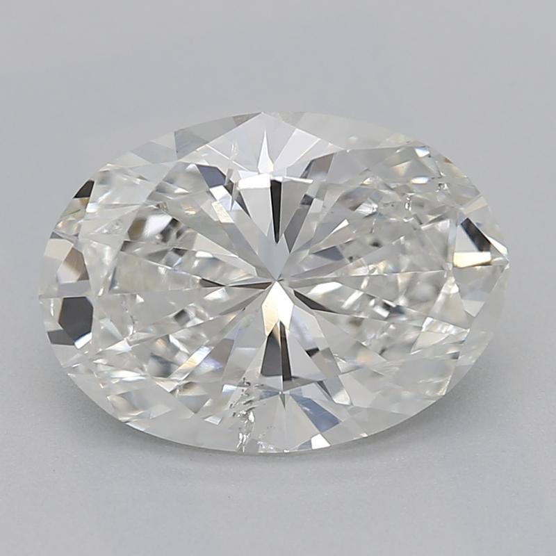 Fabriquée à la main à New York, cette bague en diamant est un témoignage étonnant du luxe et de l'artisanat. La pierre centrale ovale de ce diamant captivant pèse 1,52, avec une pureté H et un remarquable SI2. La bague est magnifiquement sertie d'or