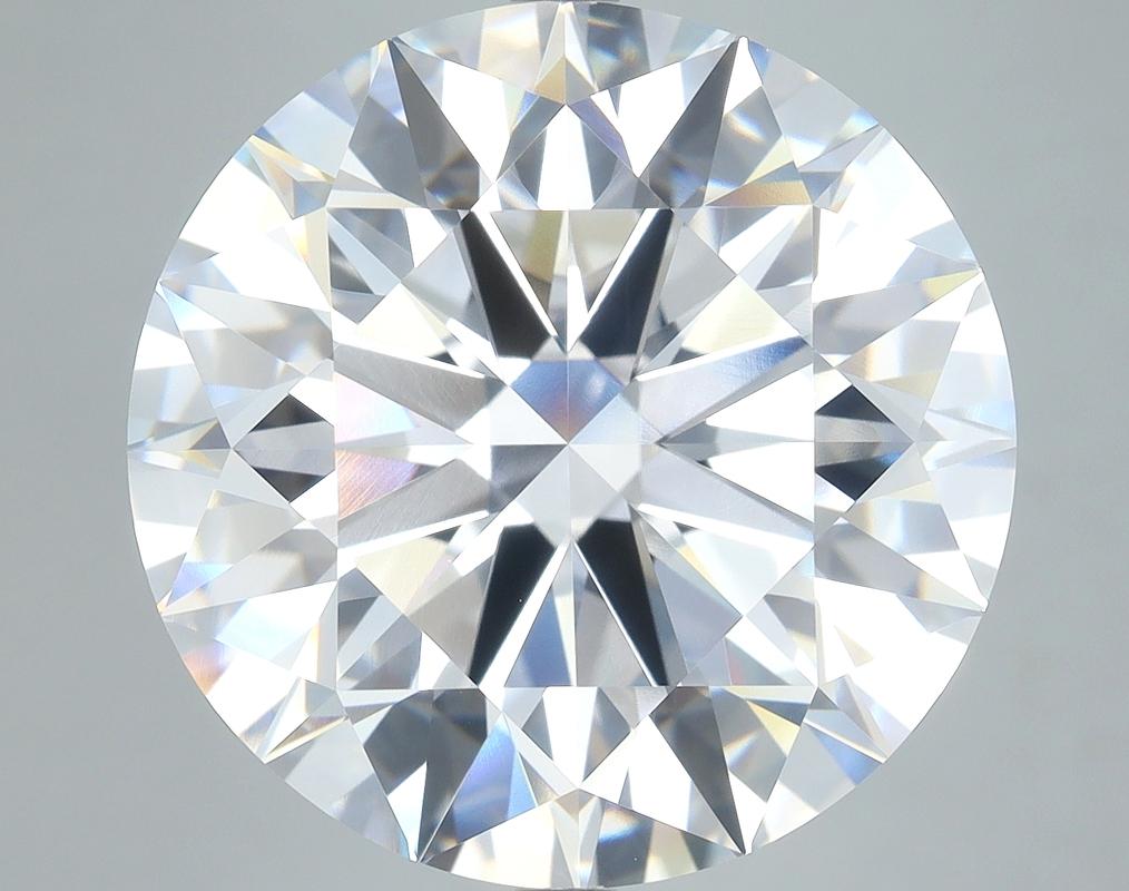 Dal design elegante, questo splendido anello con diamante affascina per le sue caratteristiche notevoli. Al centro di questo gioiello si trova un diamante rotondo mozzafiato D VVS1 15,26, saldamente incastonato in una montatura a griffe in rilievo