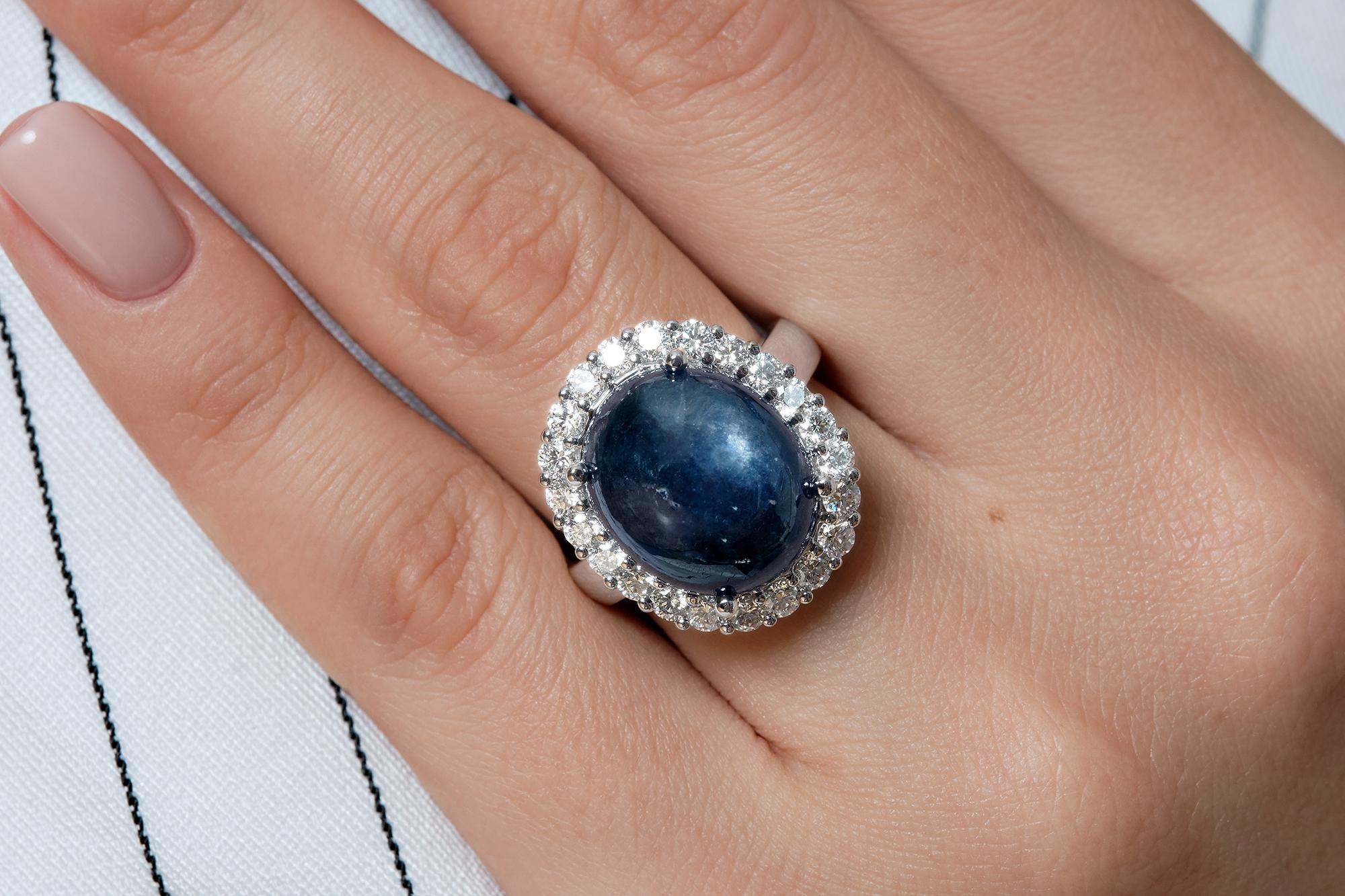 Bague en or 14 carats avec cabochon de saphir bleu de 15,27 carats et grappe de diamants, certifiée GIA en vente 4