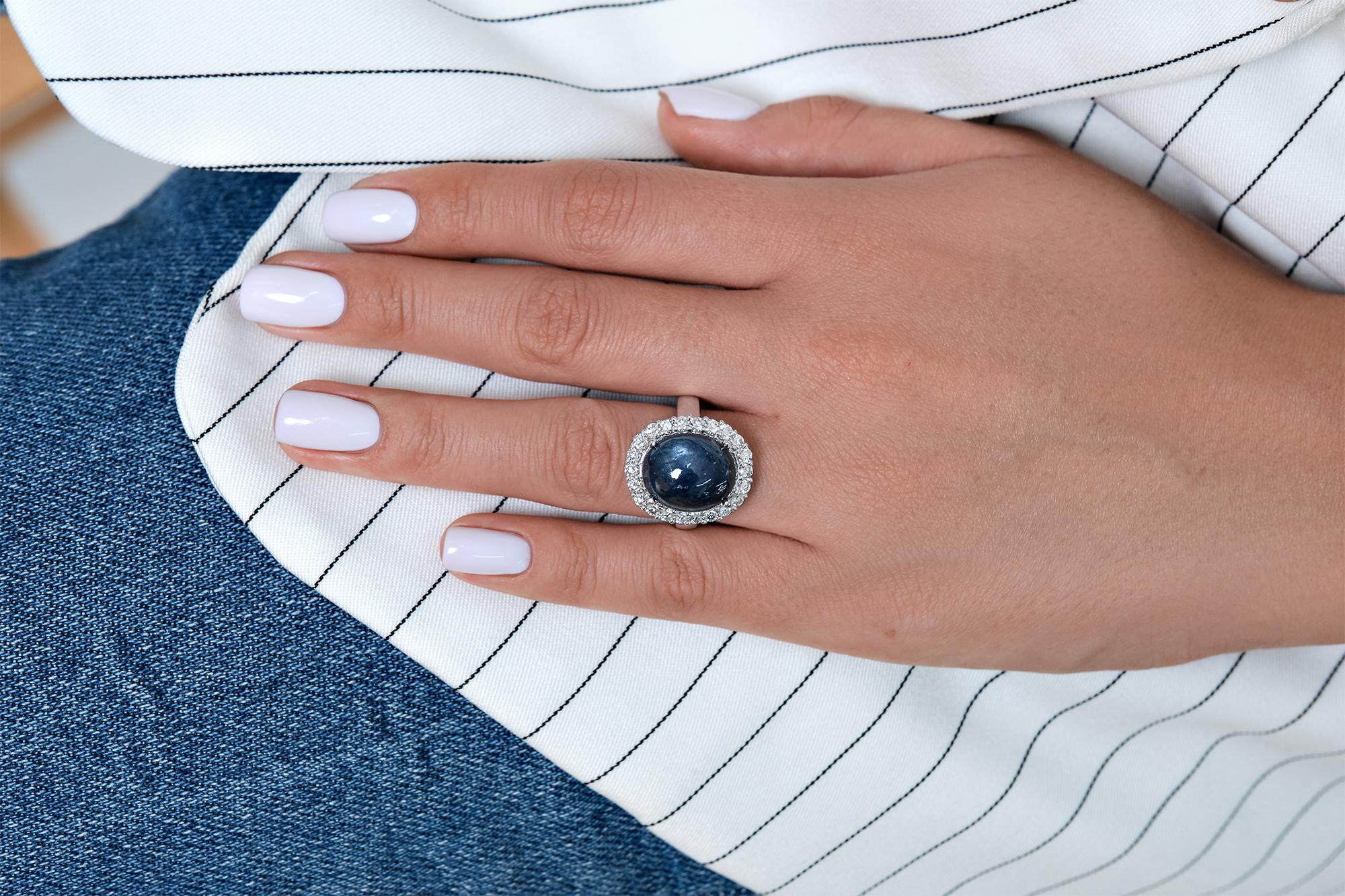 Bague en or 14 carats avec cabochon de saphir bleu de 15,27 carats et grappe de diamants, certifiée GIA en vente 7