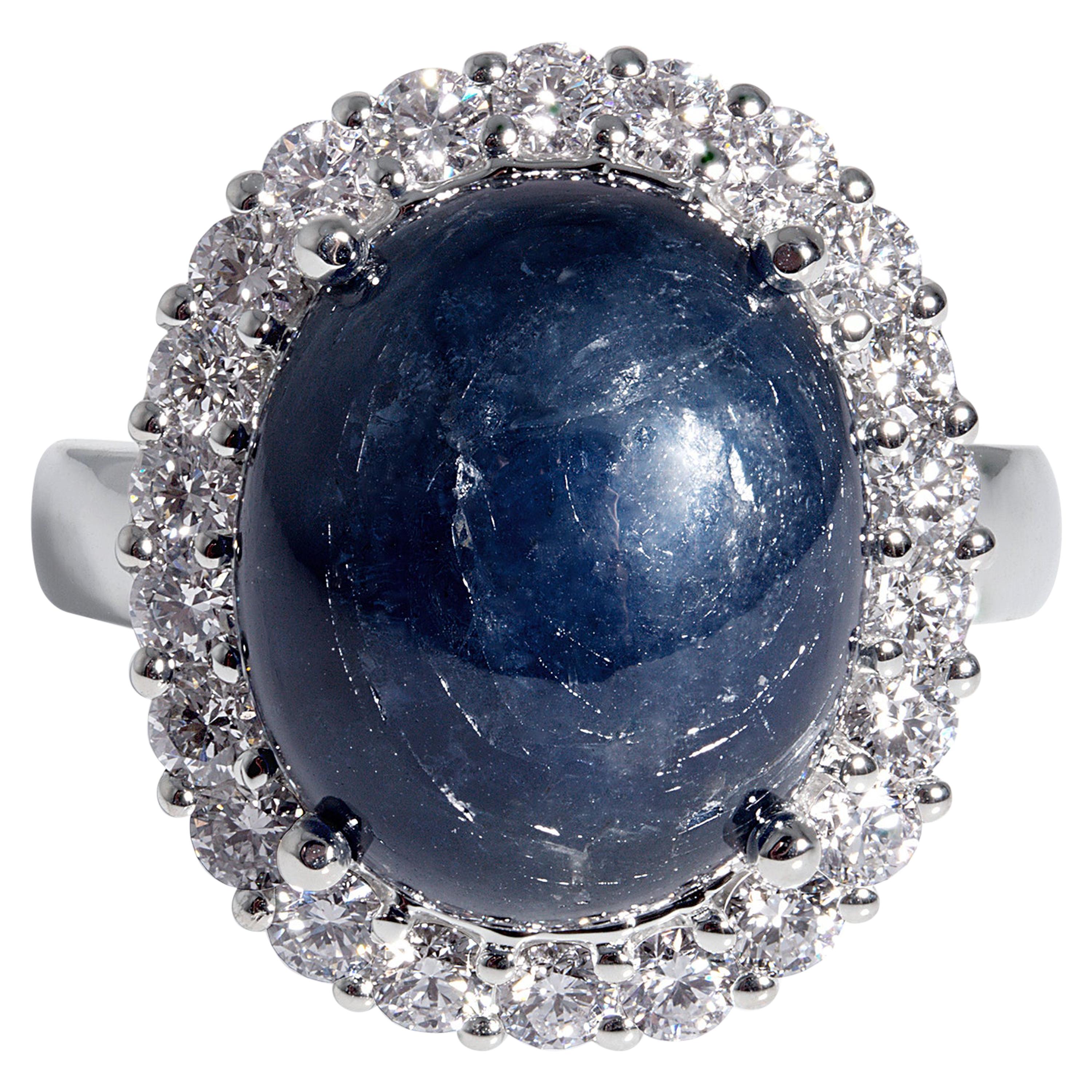 Bague en or blanc 14k avec saphirs bleus cabochons et diamants, 15,27 ct.

Un saphir bleu cabochon certifié par le GIA, entouré de diamants ronds étincelants, une bague au style iconique. Un merveilleux bijou de propriété Vintage. 
L'impressionnante