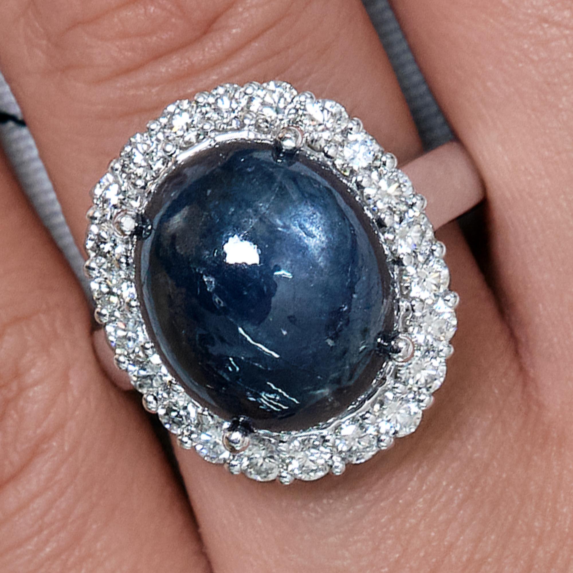 Taille cabochon Bague en or 14 carats avec cabochon de saphir bleu de 15,27 carats et grappe de diamants, certifiée GIA en vente