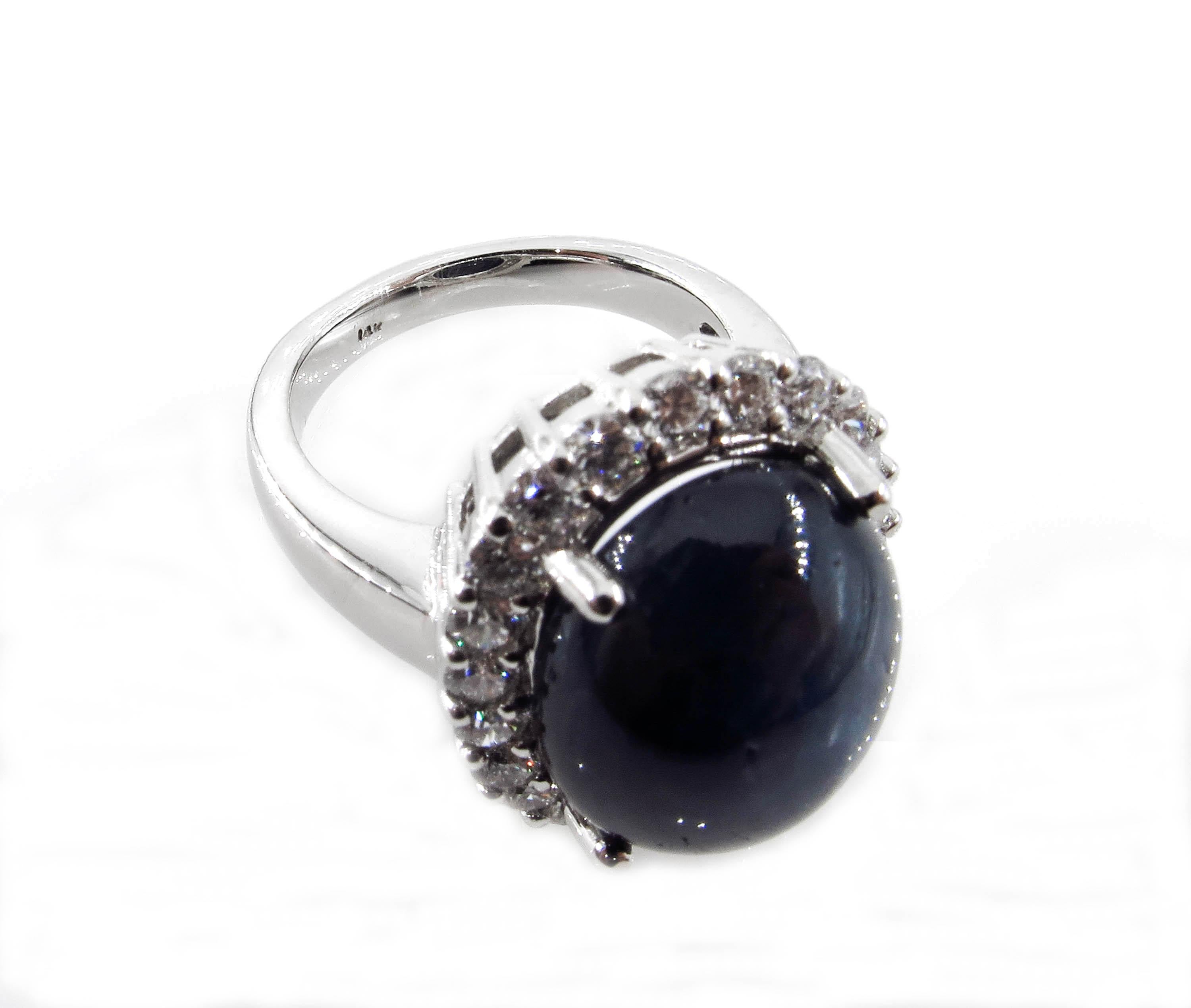 Bague en or 14 carats avec cabochon de saphir bleu de 15,27 carats et grappe de diamants, certifiée GIA Pour femmes en vente