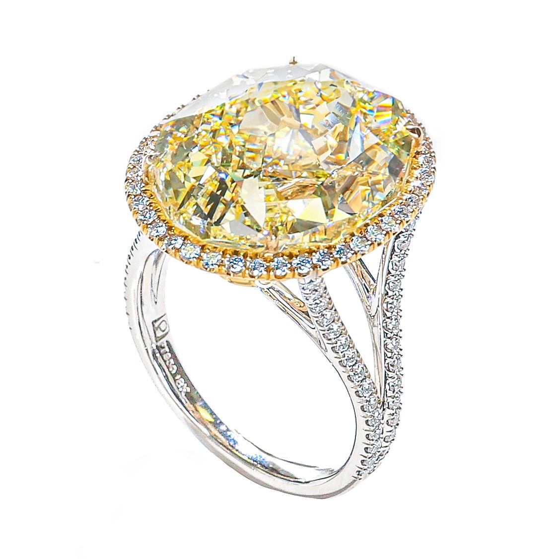 Contemporain GIA Bague en platine et or 18 carats avec diamant ovale de 15,29 carats de couleur jaune fantaisie VS1 en vente