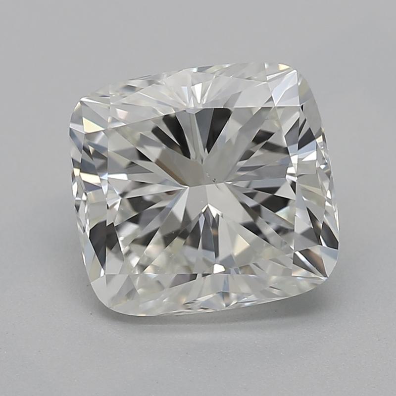 Realizzato a mano a New York, questo splendido anello con diamante presenta un affascinante diamante a cuscino al centro, con un peso di 1,52 e un'incontaminata colorazione I e SI1. Il design presenta un'aureola a cuscino/quadrato splendidamente