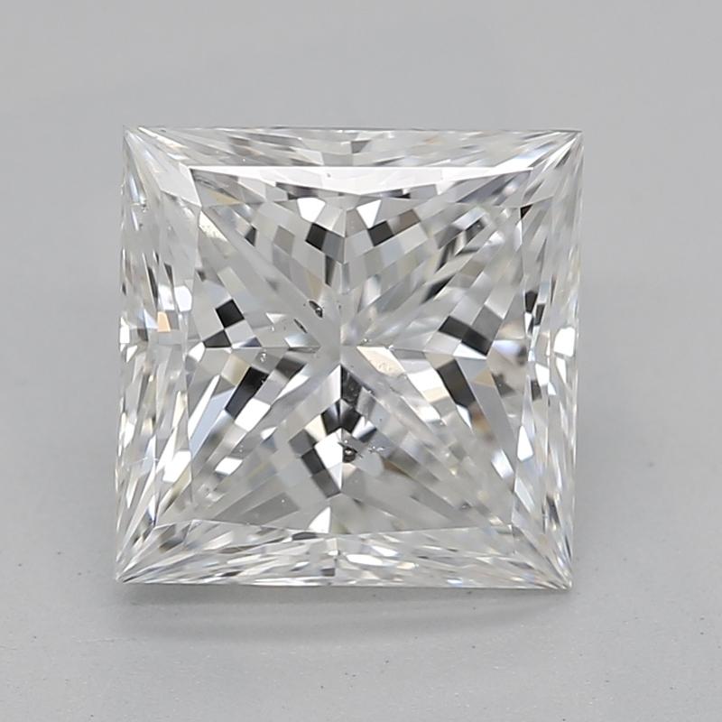 Fabriquée à la main à New York, cette magnifique bague en diamant est ornée d'un captivant diamant central princesse pesant 1,52, classé F et SI2, garantissant une luminosité et une brillance exceptionnelles. La bague est réalisée de main de maître