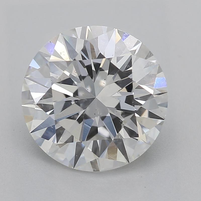 Realizzato a mano a New York, questo squisito anello con diamante presenta un centro mozzafiato costituito da un diamante rotondo del peso di 1,52, che irradia uno scintillio ipnotico grazie alla sua notevole classificazione G e SI1. Realizzata in