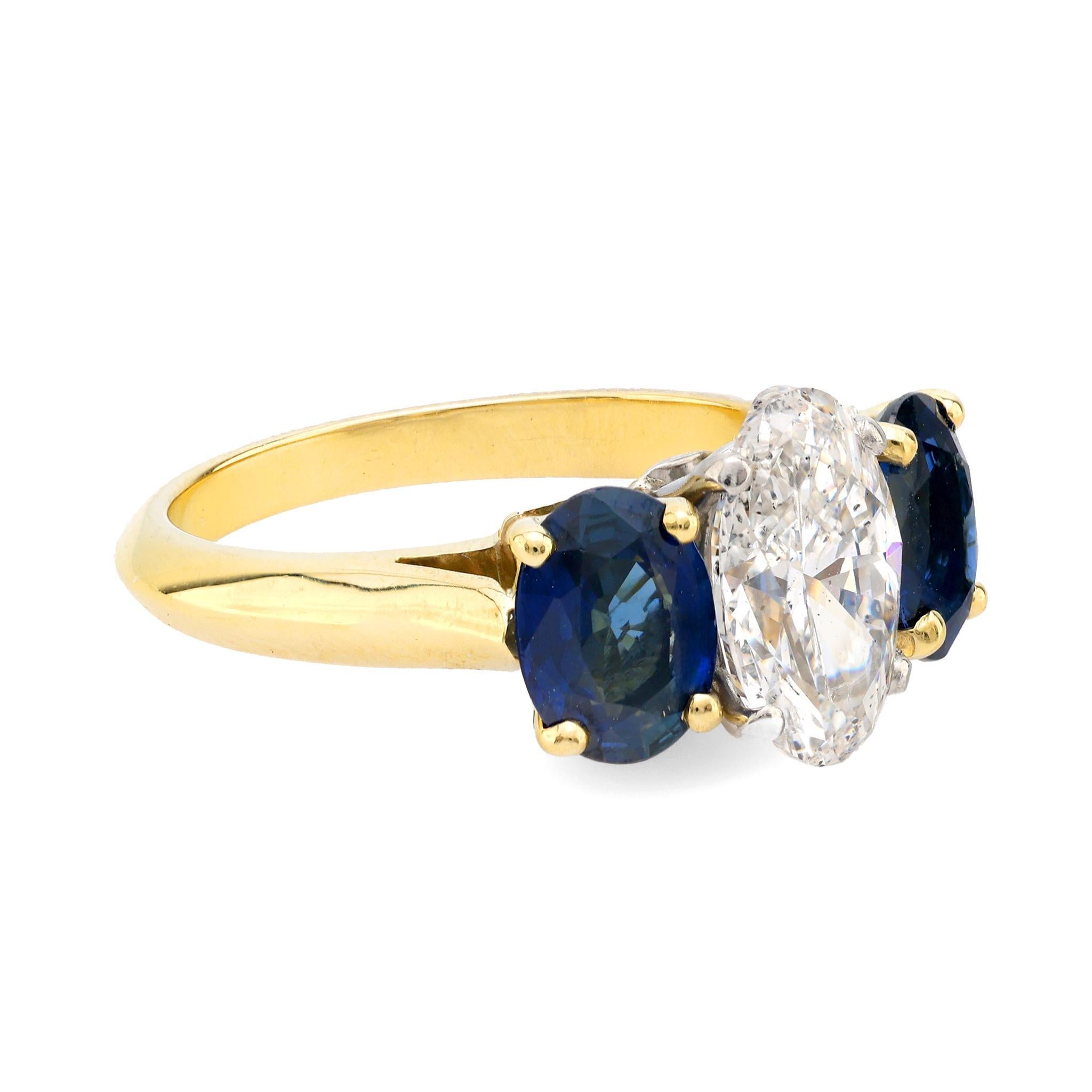 Moderne Bague à trois pierres en or jaune 18 carats avec diamants et saphirs de 1,53 carat certifiés GIA