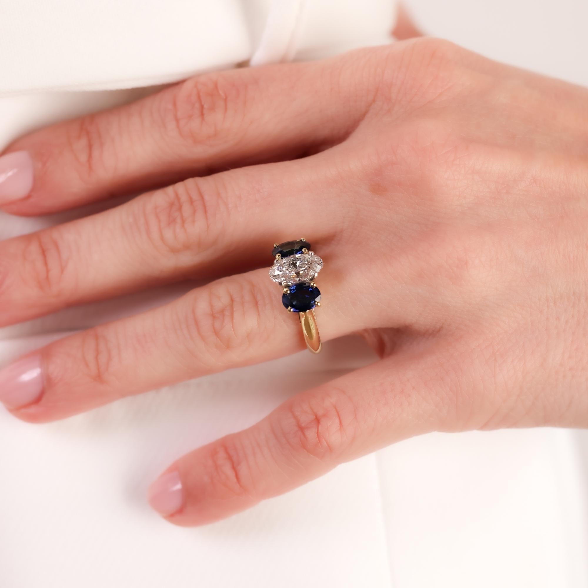 Taille ovale Bague à trois pierres en or jaune 18 carats avec diamants et saphirs de 1,53 carat certifiés GIA