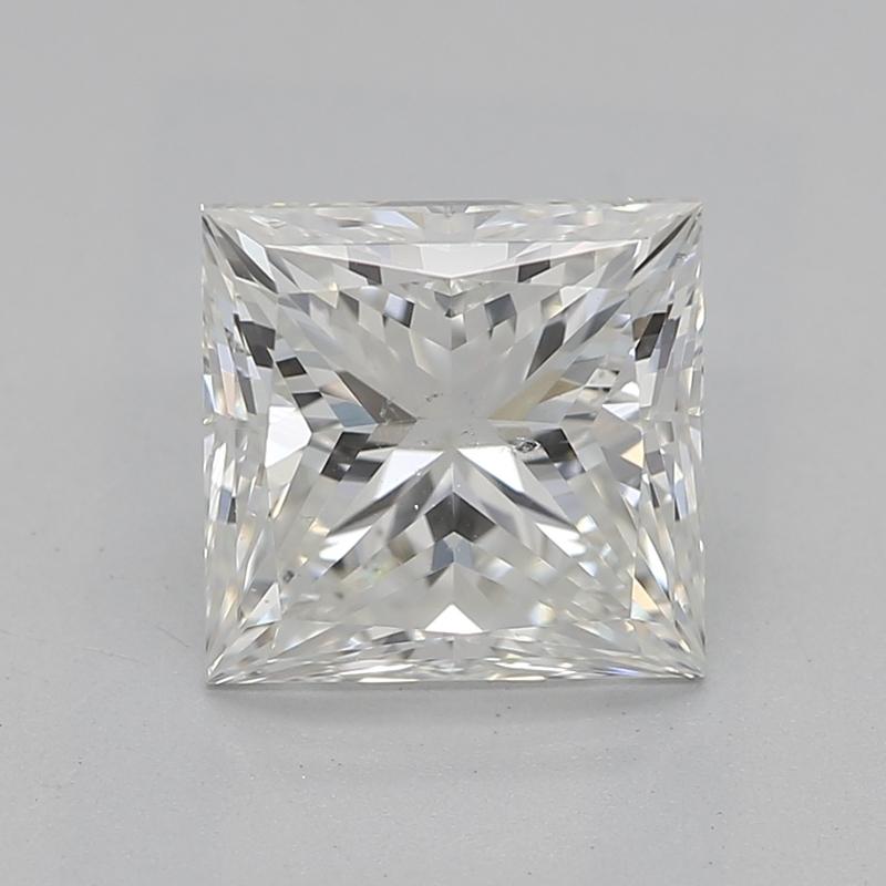 Eleva la tua collezione con questo splendido anello con diamante, il cui cuore è costituito da uno spettacolare diamante princess. Con un peso di 1,53, questo splendido centrotavola è meticolosamente classificato I e SI2, garantendo un'eccezionale