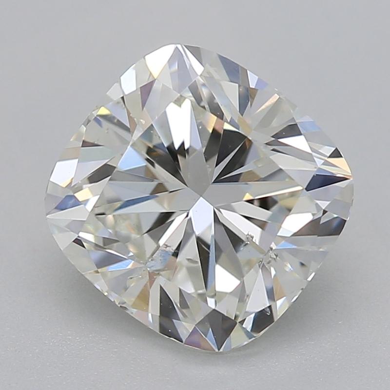 Fabriquée à la main à New York, cette superbe bague en diamant est un exemple de beauté intemporelle et de sophistication. Elle est ornée d'une captivante pierre centrale en forme de coussin pesant 1,53, d'un indice de pureté I et d'une pureté de