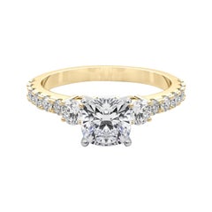 GIA 1.53ct Cushion Three-Stone with Diamond Shank 18K Yellow Gold Diamond Ring (bague à diamant en or jaune 18K)