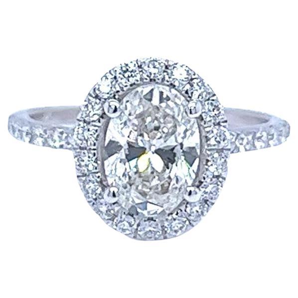GIA Bague en diamant ovale naturel de 1,53ct et diamants ronds de 0,45ct en or blanc 18K en vente
