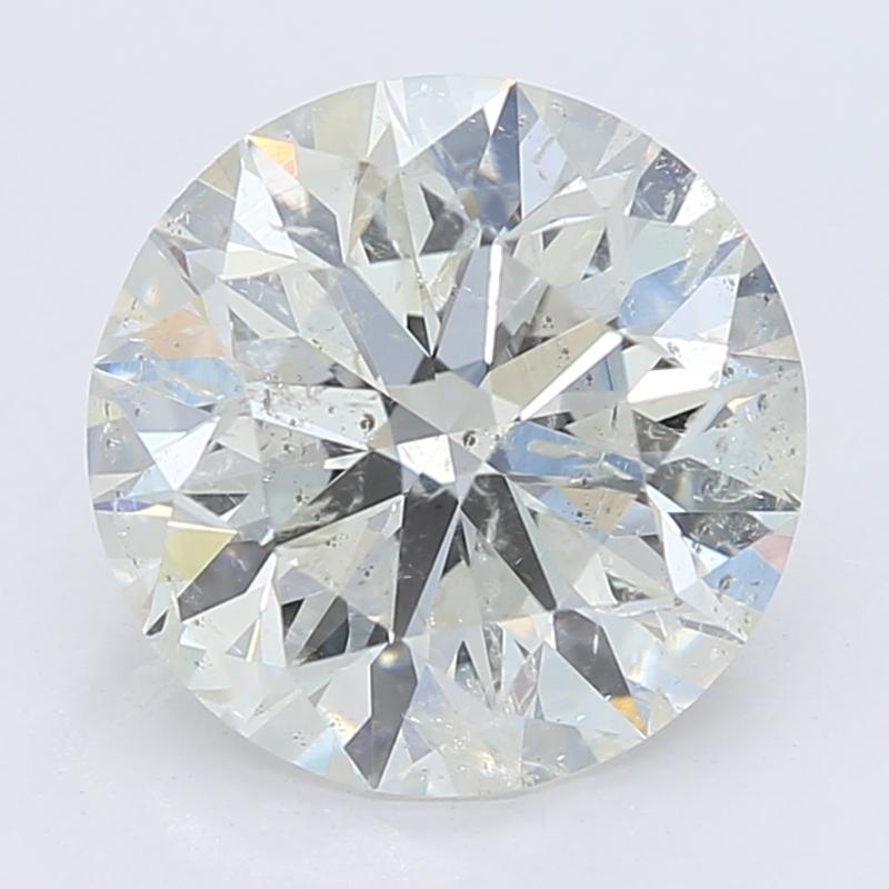 Fabriquée à la main à New York, cette magnifique bague en diamant présente en son centre un diamant rond captivant d'un poids impressionnant de 1,53, complété par des diamants exquis de taille I et I1. Le design unique met en valeur un top signet à