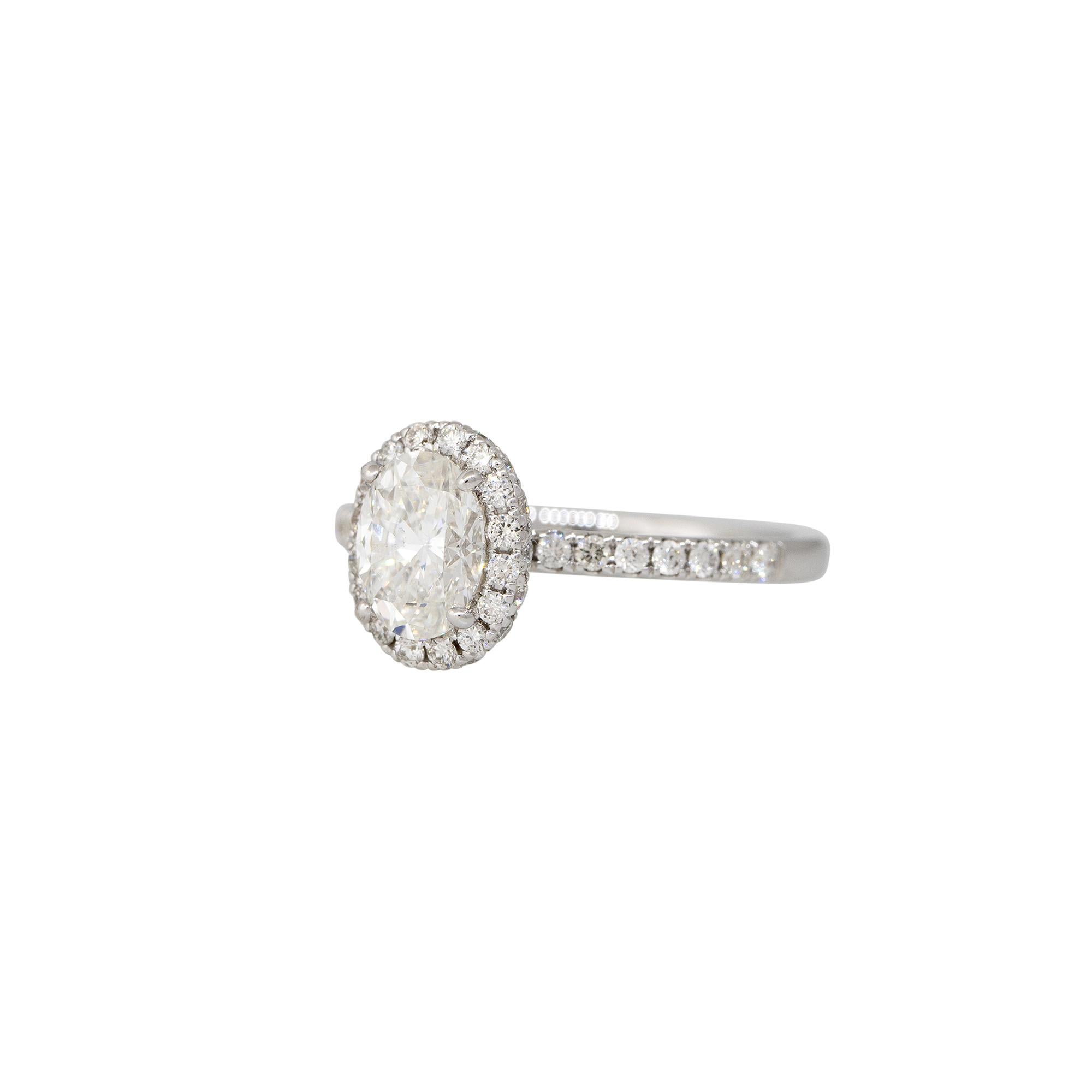 GIA 1,54 Karat Ovalschliff Diamant-Halo-Verlobungsring 18 Karat auf Lager im Zustand „Hervorragend“ im Angebot in Boca Raton, FL