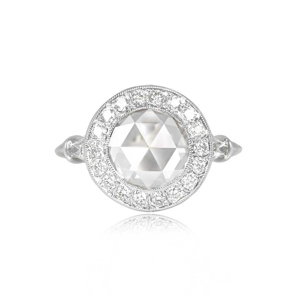 Dieser bezaubernde Halo-Verlobungsring ist mit einem 1,54ct runden Diamanten im Rosenschliff (Farbe K, Reinheit VS1) in einer Lünette gefasst. Der Mittelstein wird von einem Halo aus Diamanten im alteuropäischen Schliff umgeben, weitere Diamanten