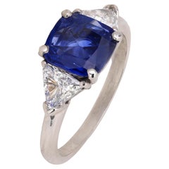 Platinring mit drei Steinen, GIA 1.55 Karat Saphir im Kissenschliff, Diamant im Kissenschliff