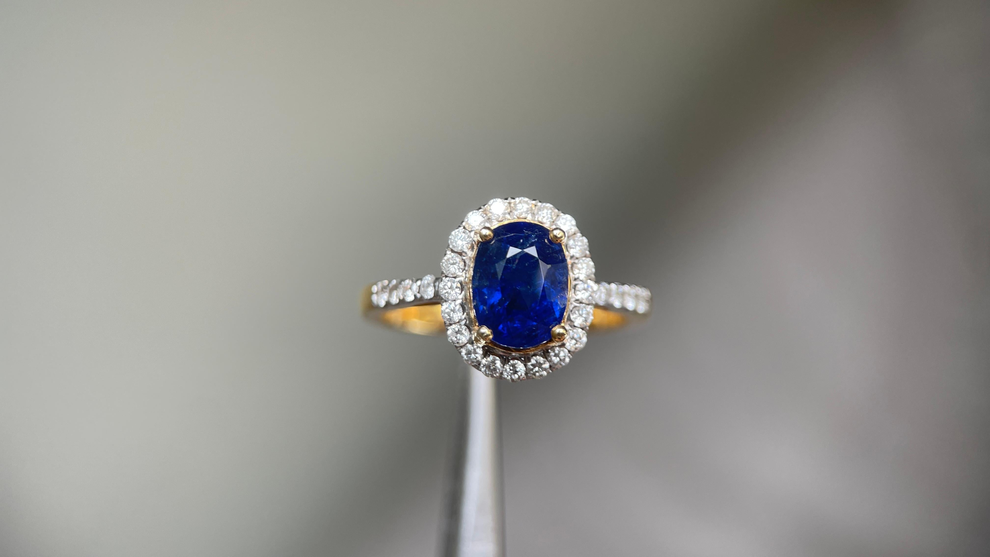 Taglio ovale GIA Anello con zaffiro blu senza calore da 1,55 carati e diamanti naturali in vendita