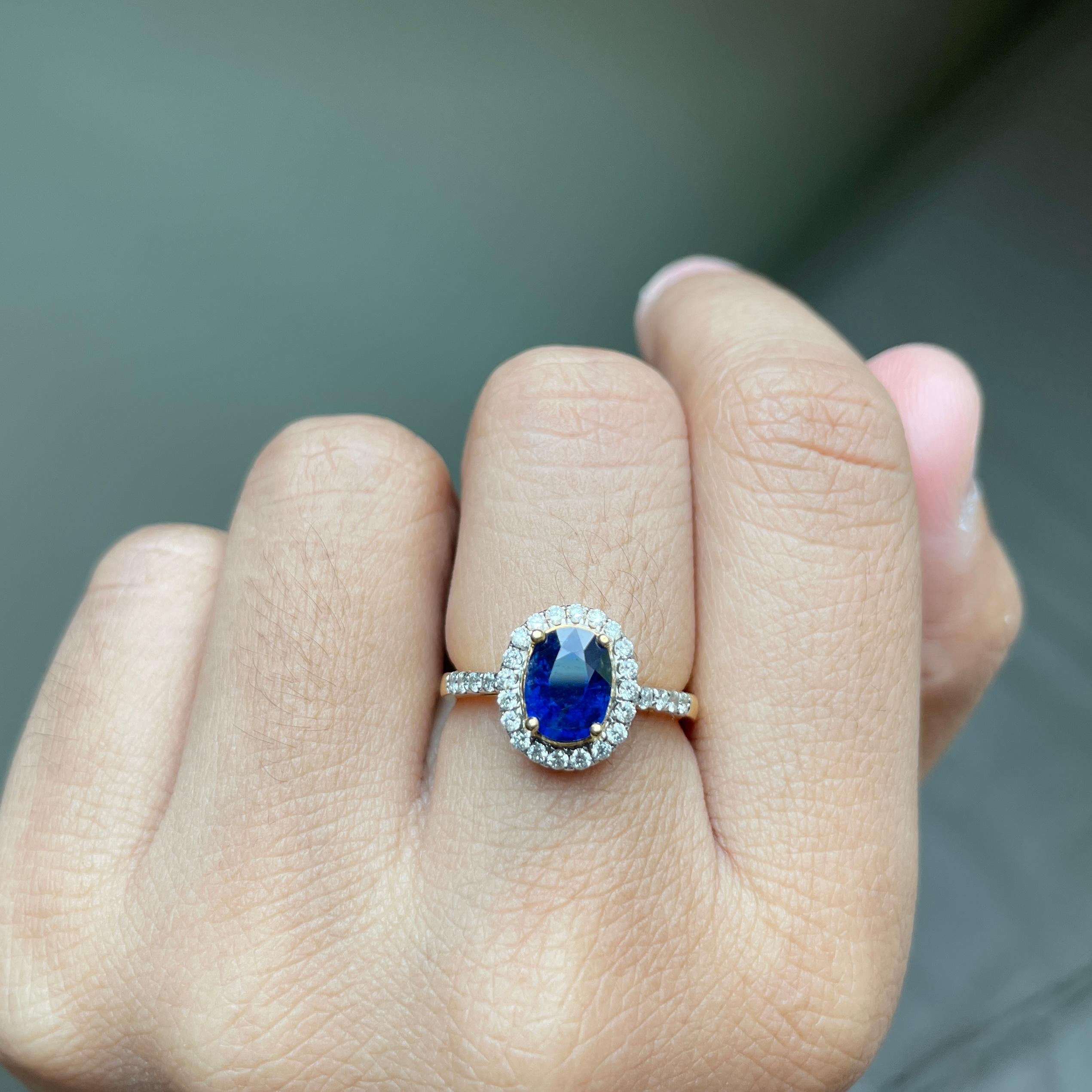 GIA Anello con zaffiro blu senza calore da 1,55 carati e diamanti naturali in vendita 2